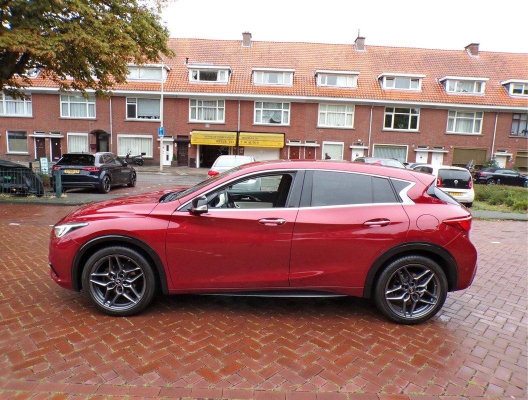 Infiniti Q30 / 2