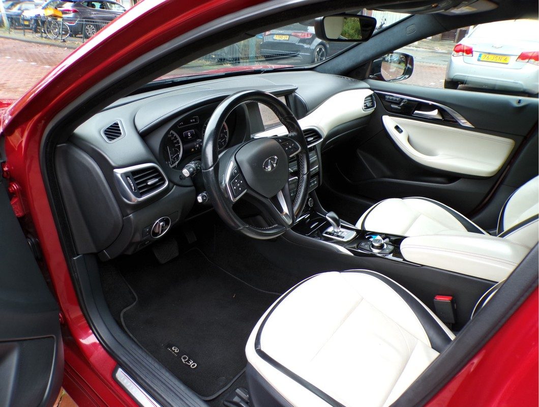 Infiniti Q30 / 4