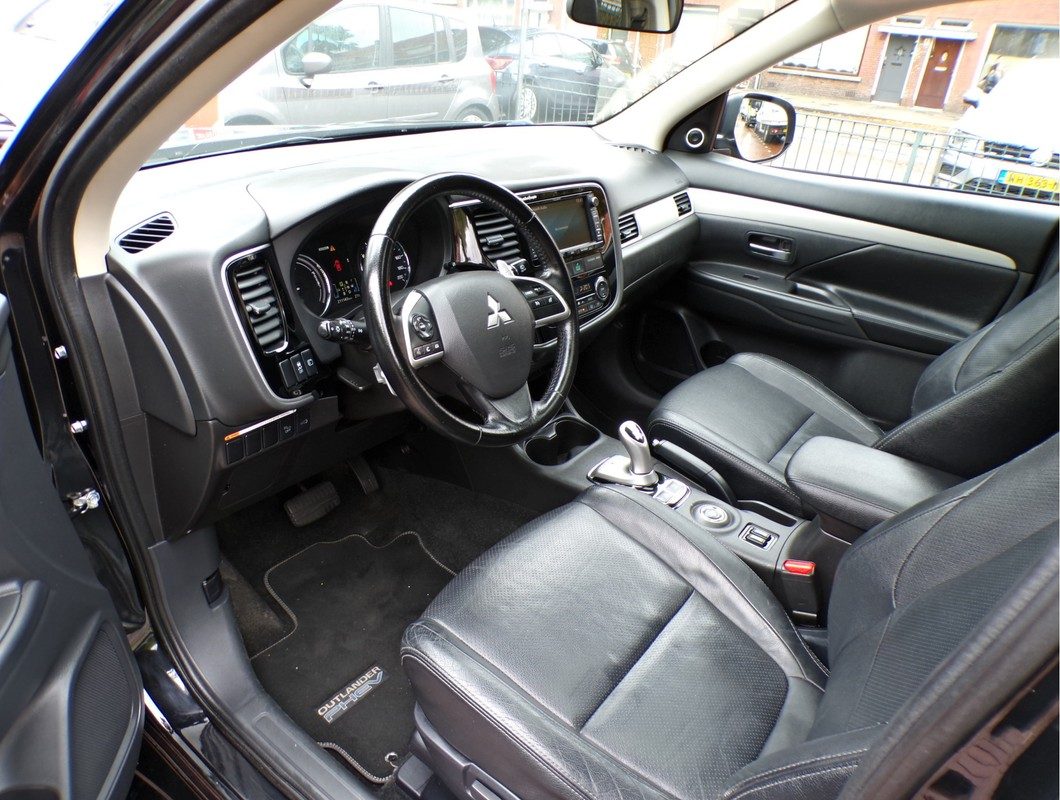 Mitsubishi Outlander / 3